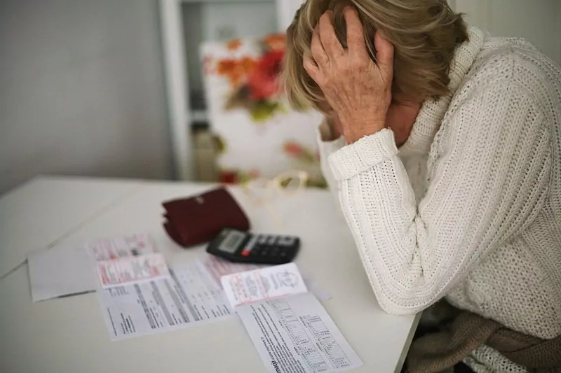 starsza osoba podlicza rachunki