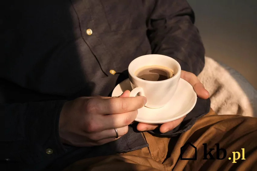 Mężczyzna pijący czarną kawę