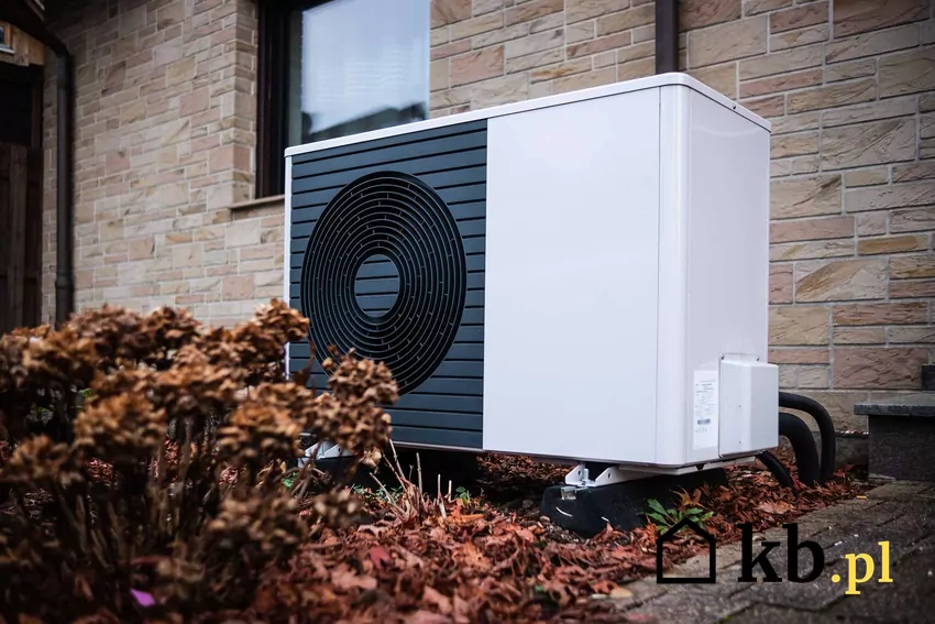 Pompa ciepła przy ogrodzie