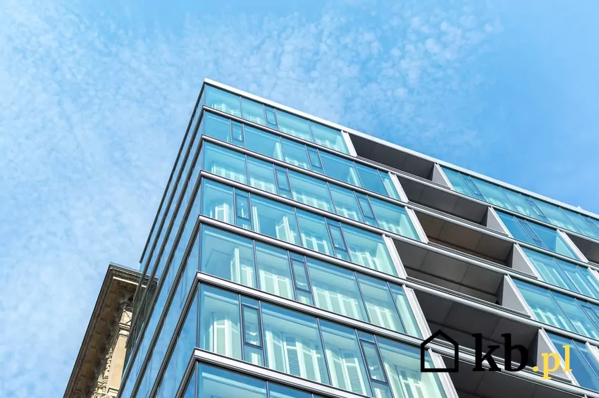 nowoczesny budynek z przeszkleniami