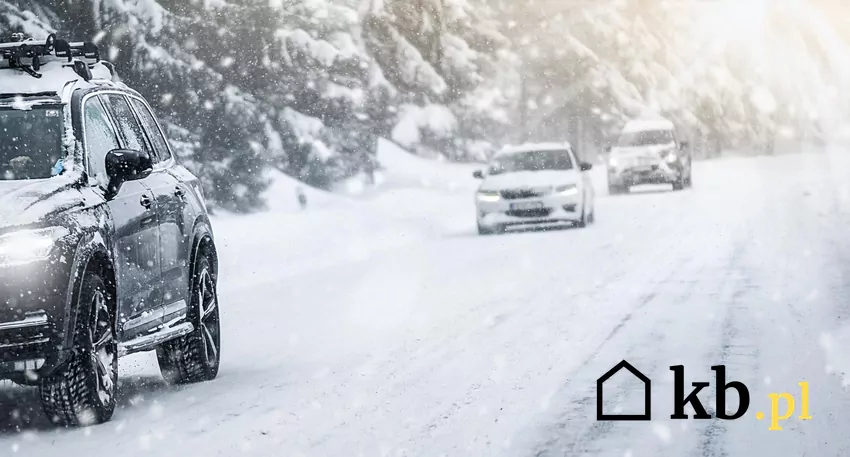Prowadzenie auta po ośnieżonej drodze nie jest łatwym zadaniem samochody na ośnieżonej drodze