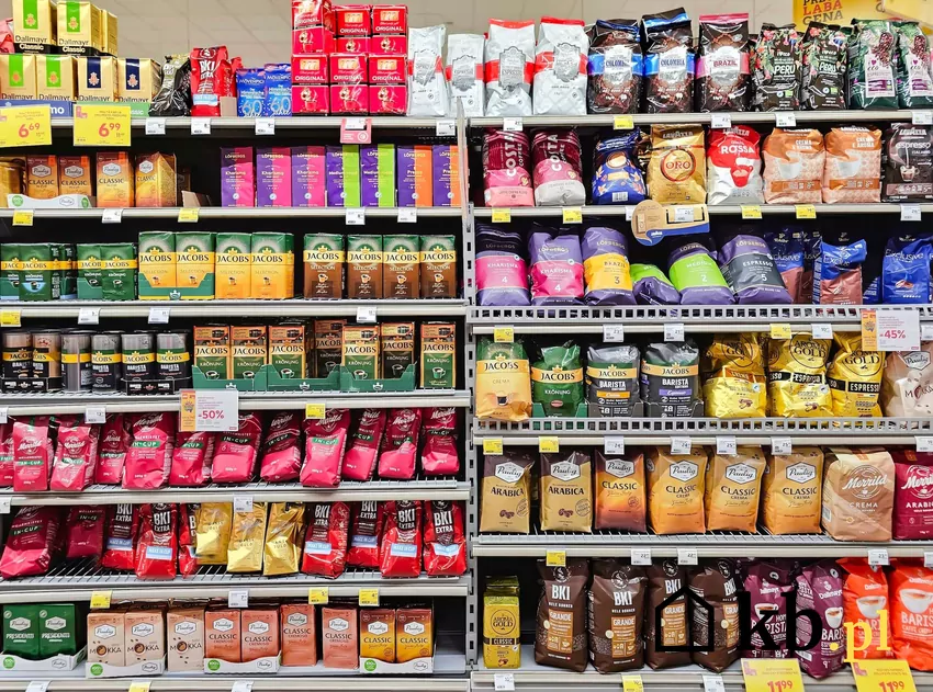 Na europejskim rynku pojawia się coraz więcej podróbek popularnych kaw paczkowane kawy na sklepowej półce