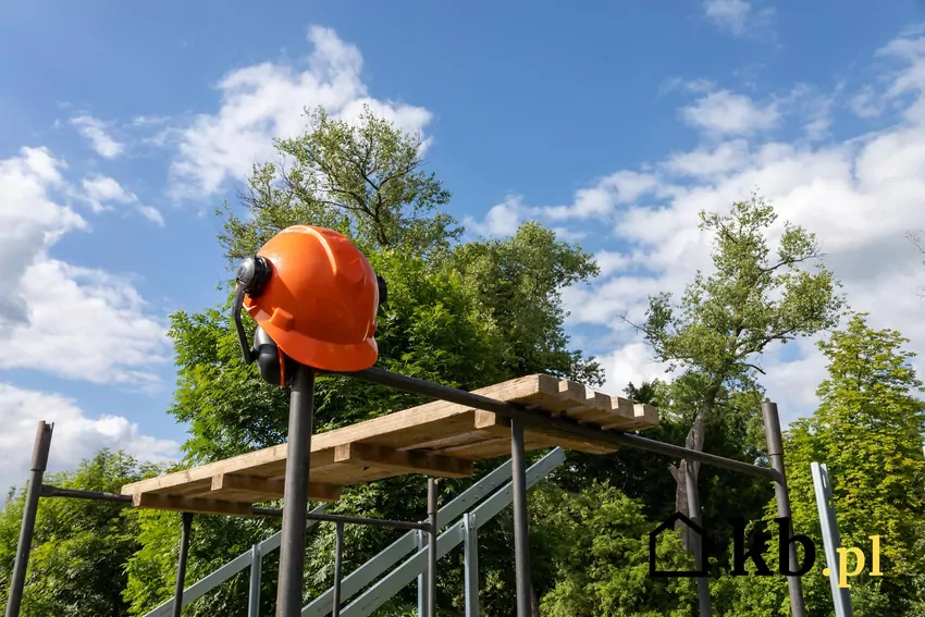 Jak sprawdzić, czy instalacja PV jest wykonana zgodnie ze sztuką? kask budowlany