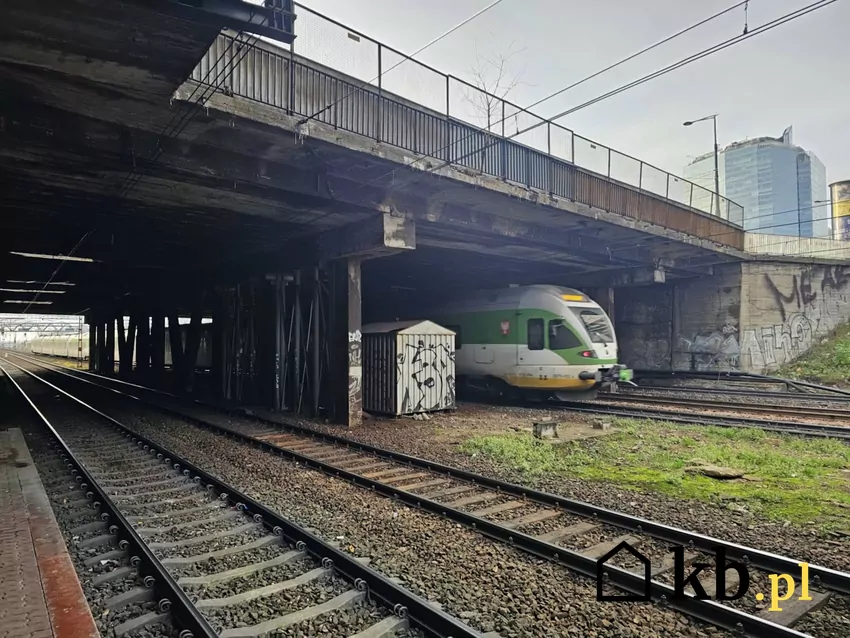 Ze względu na zły stan wiaduktów zadecydowano o zmianie organizacji ruchu w ich rejonie wiadukt przy ulicy Towarowej, pociąg