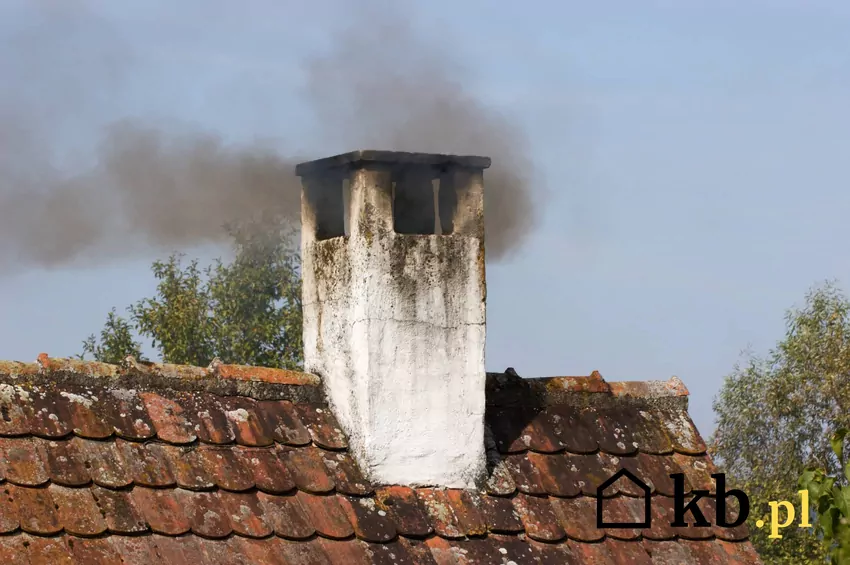 czarny dym wydobywający się z komina
