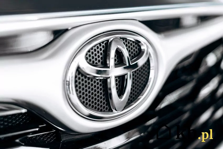 Zbliżenie na logo Toyota na aucie