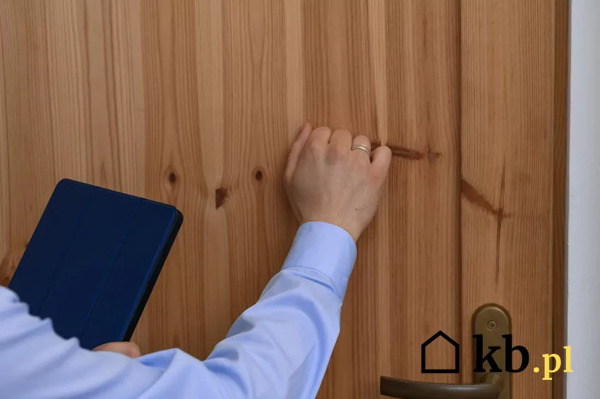 komornik przed drzwiami