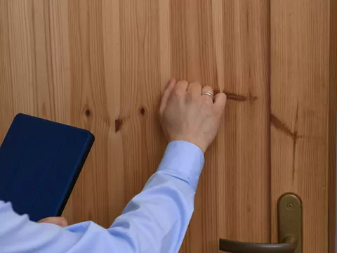 Kiedy komornik może wejść do mieszkania?