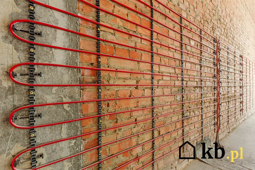 Ogrzewanie ścienne to system wodny, w którym rury zasilane wodą o temperaturze zwykle 25–35°C są zatopione w warstwie tynku lub w specjalnych płytach Niskotemperaturowe ogrzewanie ścienne