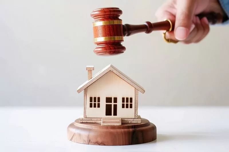 drewniana figurka domu