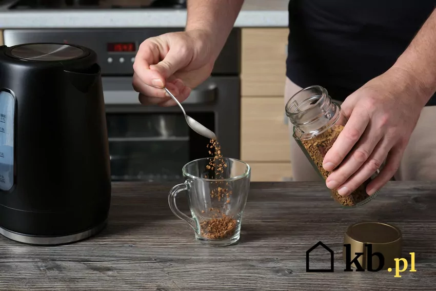 Mężczyzna wsypuje rozpuszczalną kawę do szklanki