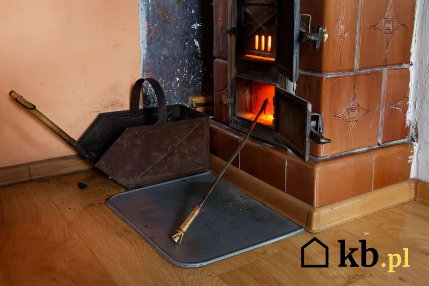 Piece kaflowe wymagają zasilania dobrej jakości drewnem Stary piec kaflowy