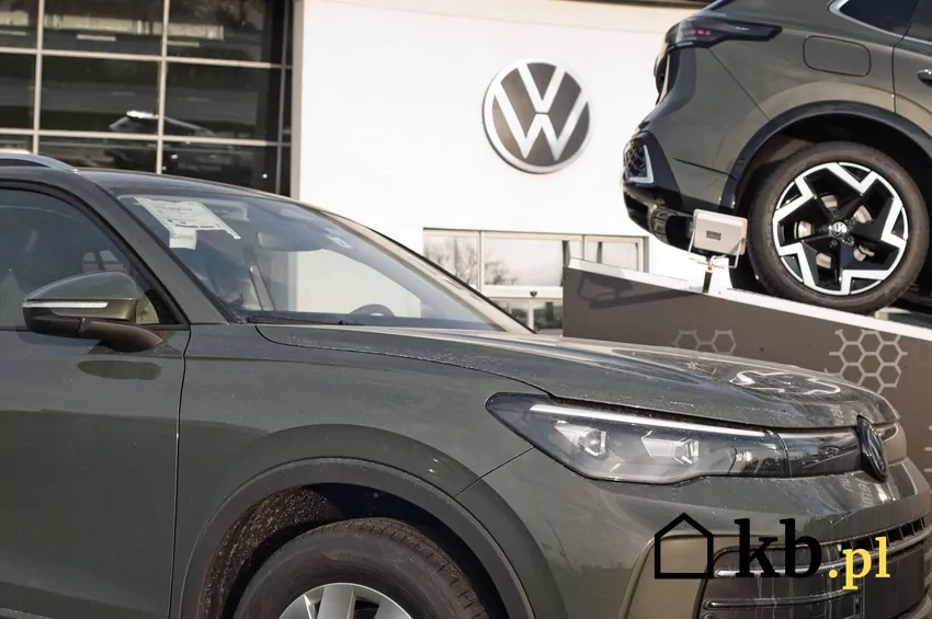 samochody marki Volkswagen w salonie