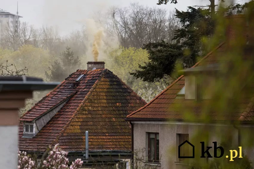 Już niebawem korzystanie ze starych pieców bezklasowych będzie zabronione stare domy, czarny dym lecący z komina