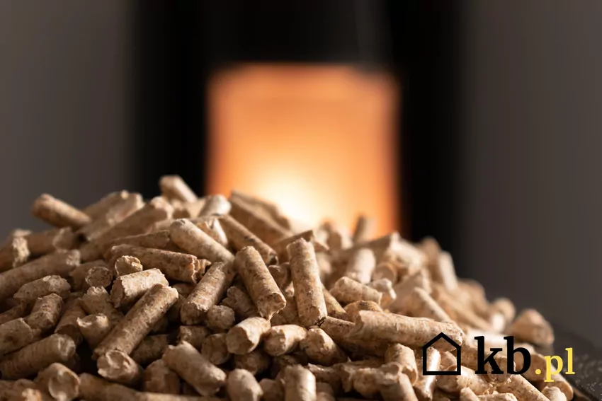 Pellet na tle kominka