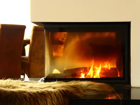 Jak układać i rozpalać drewno w kominku?