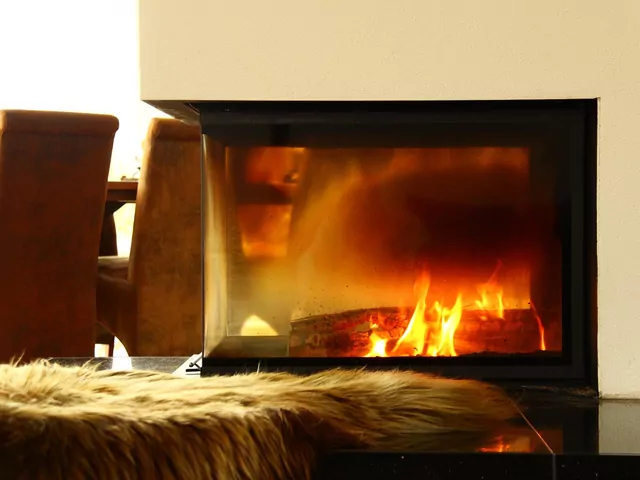 Jak układać i rozpalać drewno w kominku?