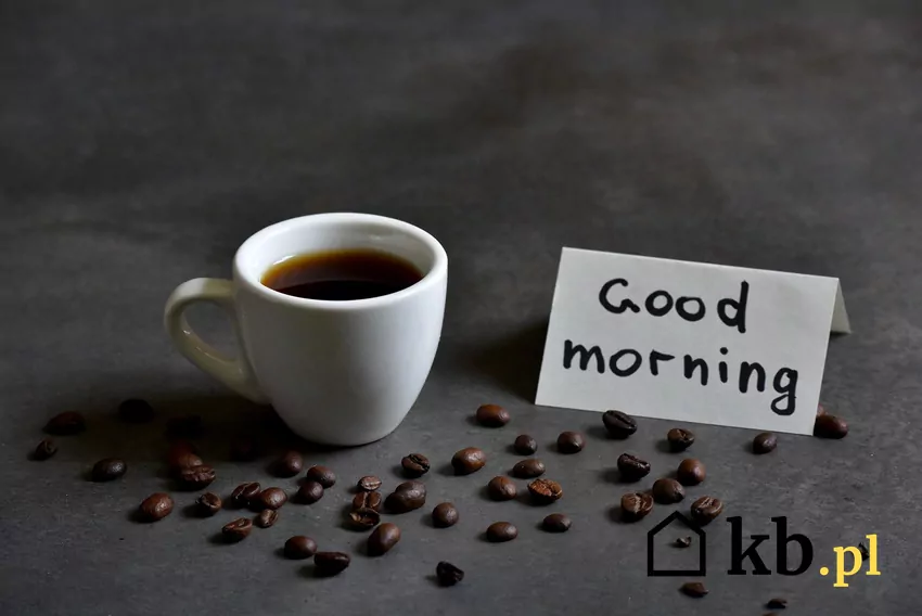 Przegląd gazetki Biedronki z dn. 8-14.12 Filiżanka zaparzonej czarnej kawy, obok ziarna kawy