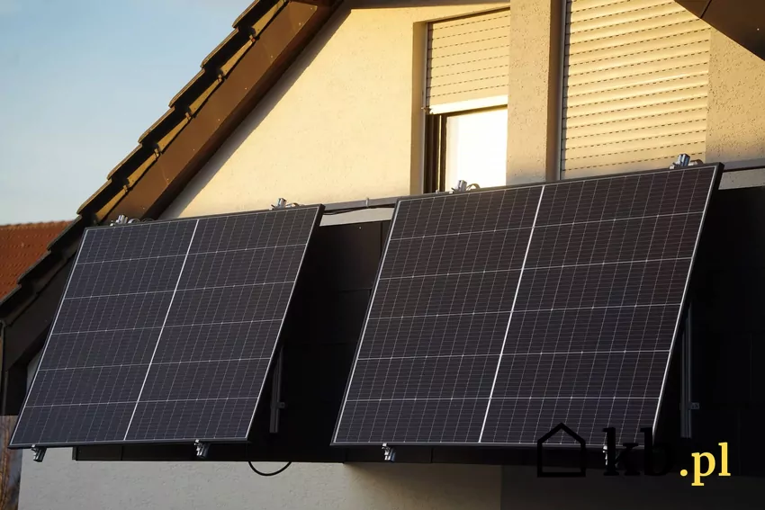 panele fotowoltaiczne w cieniu