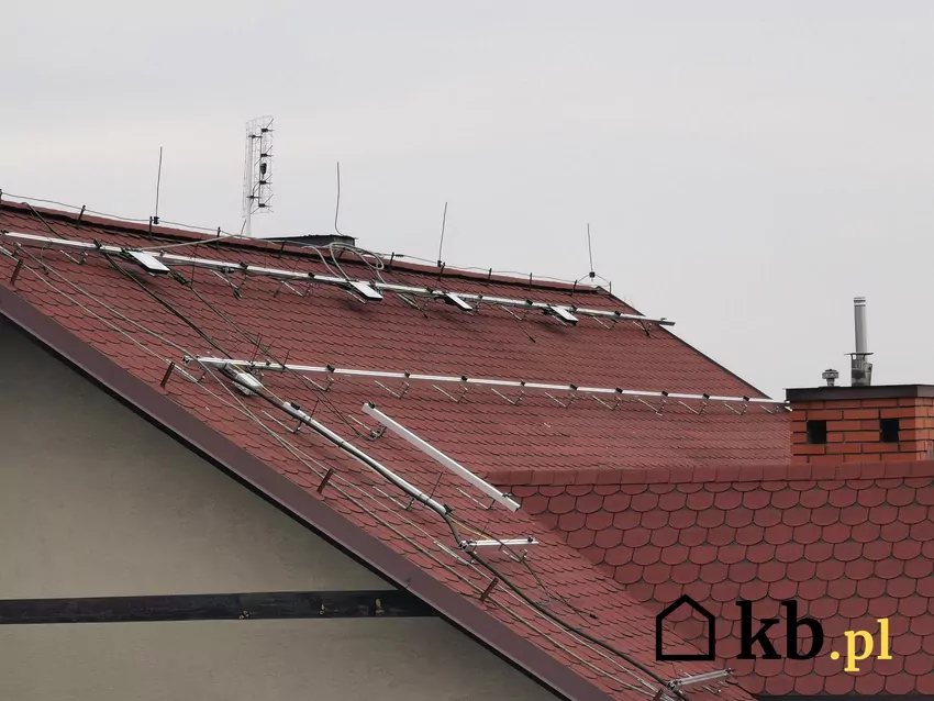 Mikroinwertery na dachu montuje się przed montażem paneli dach z mikroinwerterami mocowanymi na szynach