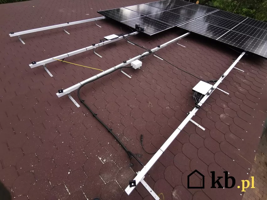 Dzięki ułożeniu pod panelami mikroinwertery są częściowo chronione przed opadami mikroinwertery pod panelami