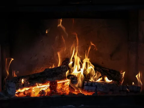 Jak dobrać ilość drewna do kominka?