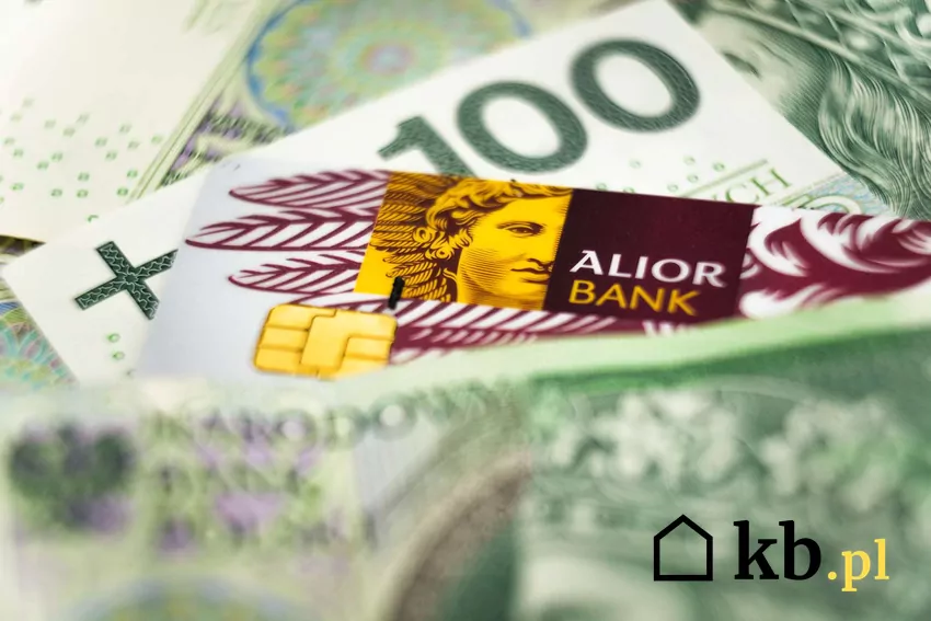 Karta Alior Bank i banknot 100 zł