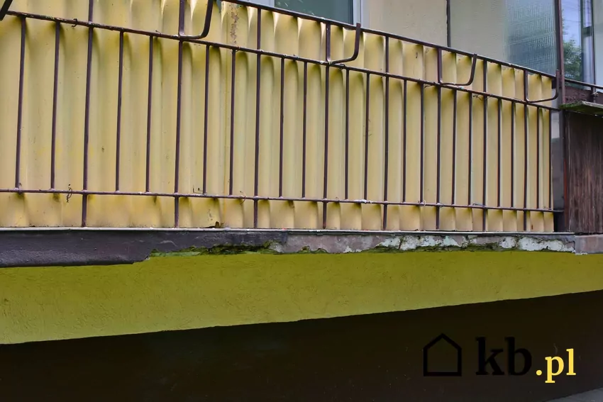 zniszczony balkon w bloku