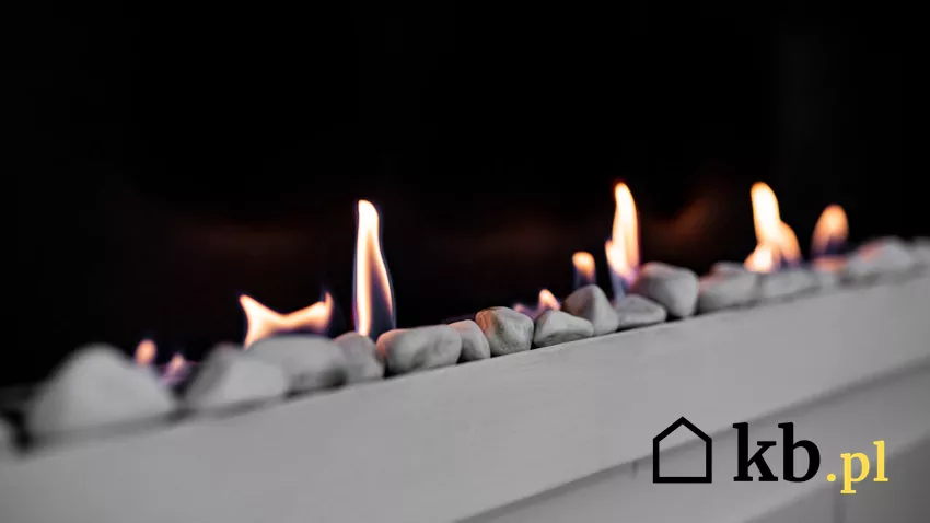 Długi biokominek i płomienie