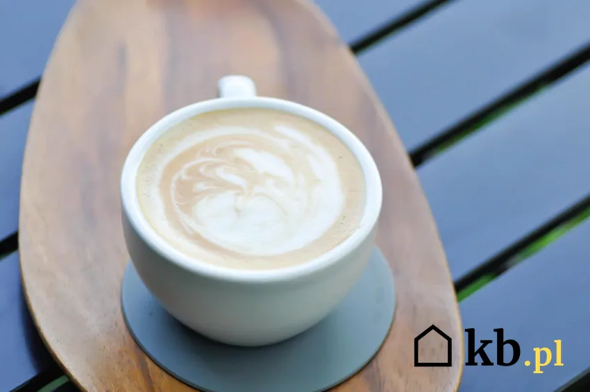 Fiżanka z zaparzoną kawą