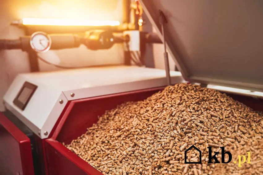 Piec na pellet z pełnym opału zasobnikiem