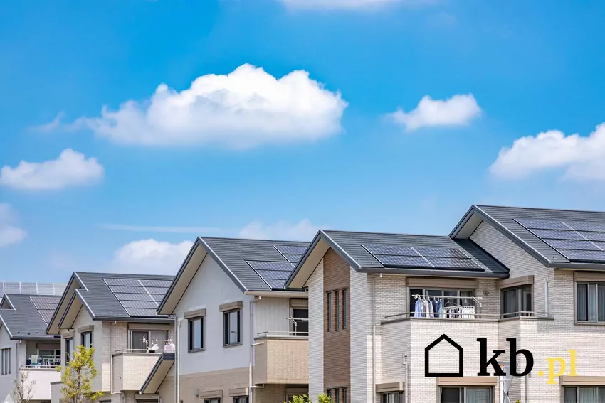 Dwa pozornie identyczne domy mogą wygenerować zupełnie różne rachunki za prąd, a różnice sięgają nawet kilku tysięcy złotych rocznie Osiedle domów i panele PV na dachach
