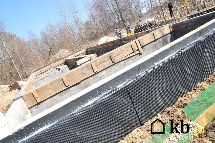 Ocieplenie fundamentów i cokołu - dlaczego to takie ważne? Wyjaśniamy ocieplanie fundamentów