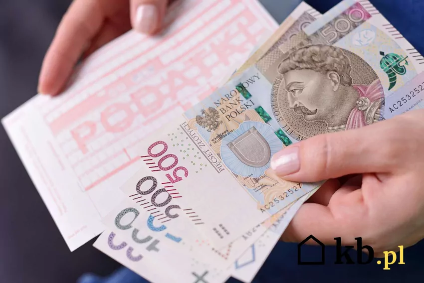 Banknot 500 zł i dokument podatkowy