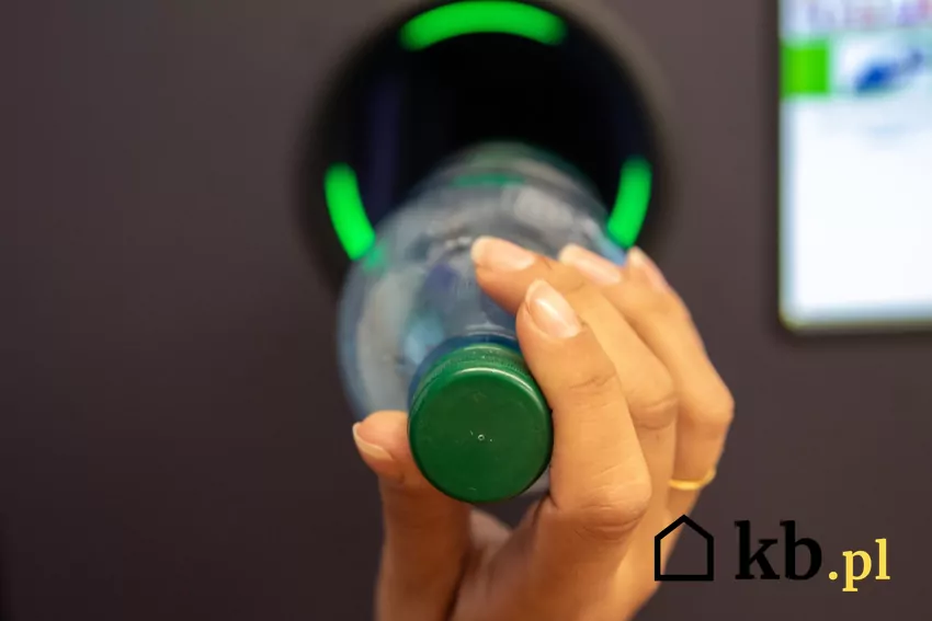 wkładanie butelki do recyklomatu