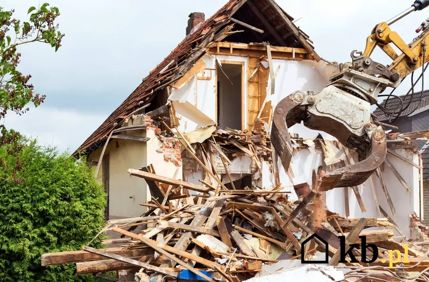 Zarówno palety, jak i drewno z rozbiórki mogą zawierać szkodliwe substancje chemiczne rozbiórka domu, drewno