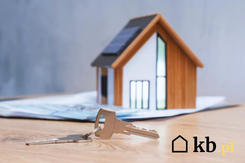 Makieta domu, dokumenty i klucze