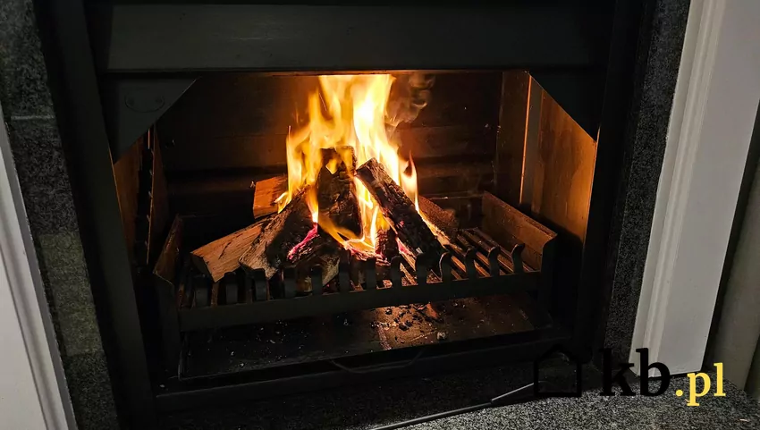 Alternatywą jest metoda „litery A” oraz konstrukcja określana jako namiot lub studnia Drewno i ogień w kominku