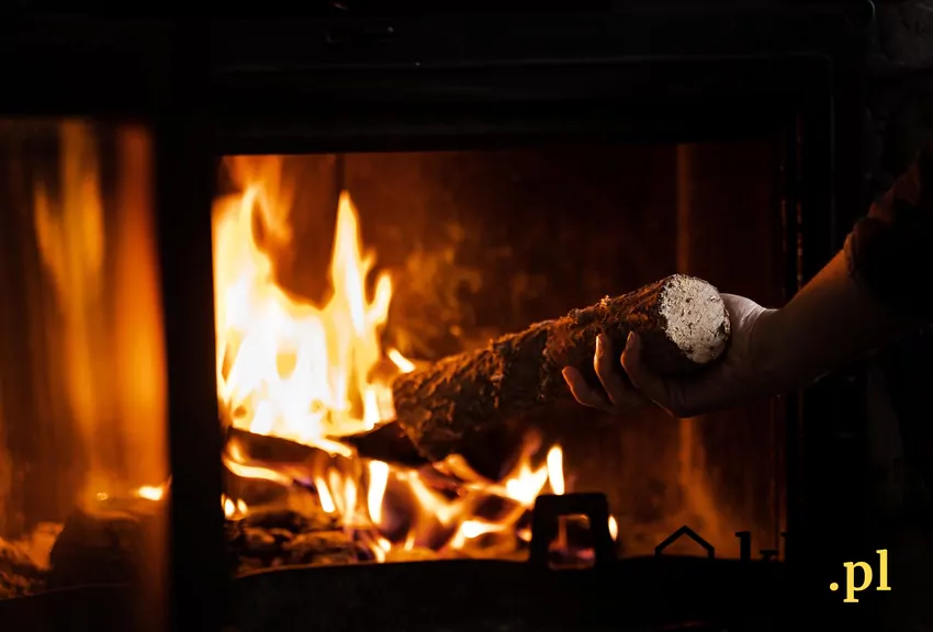 Taka sama ilość opału pali się dłużej – choć nieco mniej widowiskowo Dokładanie opału do kominka