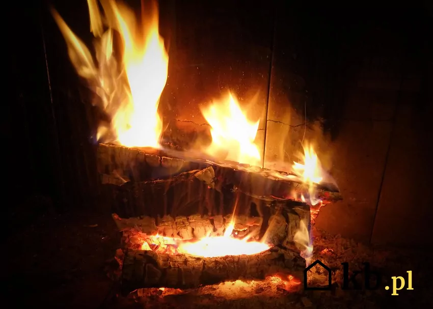 Opał układa się warstwami, a rozpałkę umieszcza na samej górze Drewno i ogień w kominku