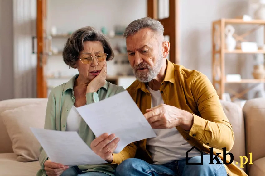 małżeństwo analizuje dokumenty