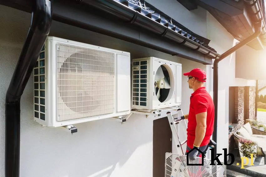 Serwisant przy pompie ciepła