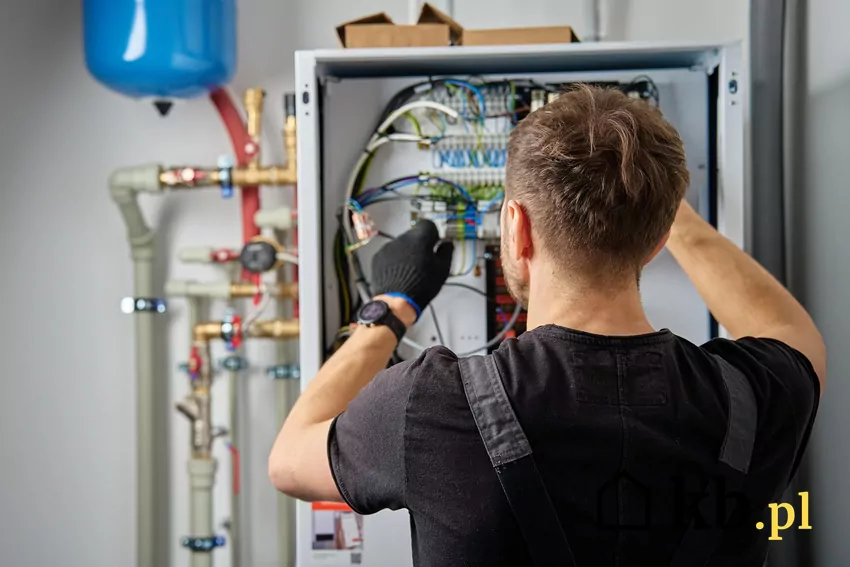 Serwisant przy pompie ciepła