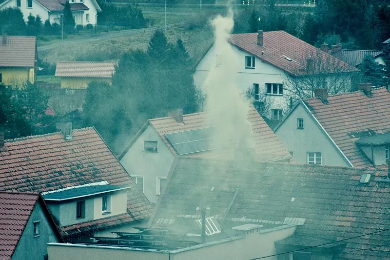 dym z komina domu jednorodzinnego