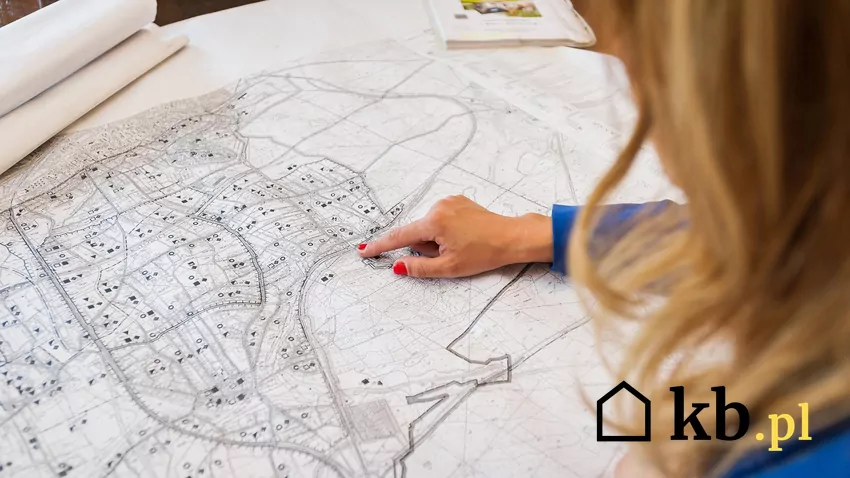 Kobieta sprawdza działce w księdze wieczystej