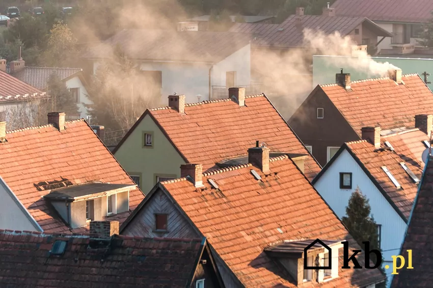 Dym i dachy domów