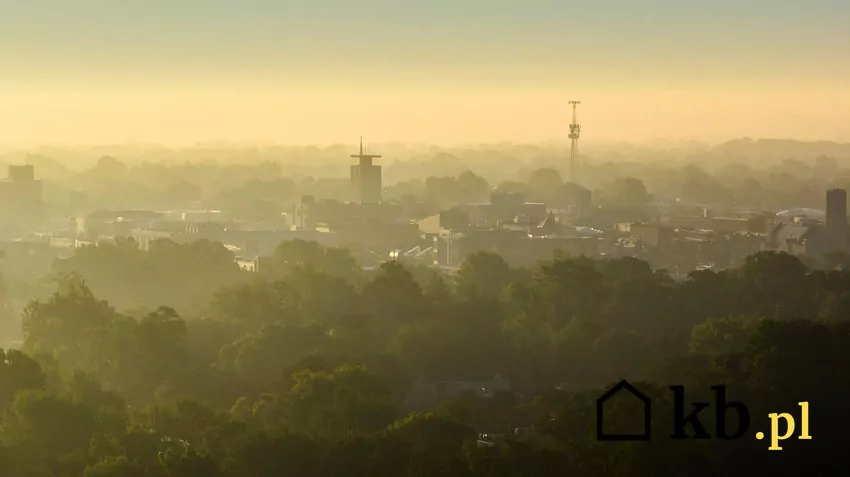Zanieczyszczone powietrze nad miaste,
