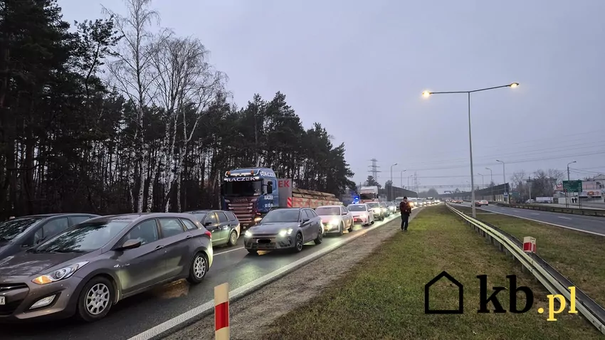 Korki na drodze między Warszawą a Łomiankami to codzienność