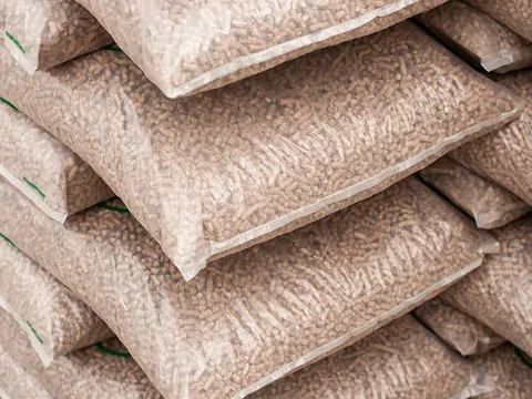 Pellet nagle zaczął dymić i śmierdzieć