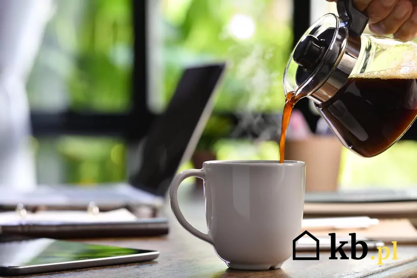 Wlewanie kawy do filiżanki z dzbanka